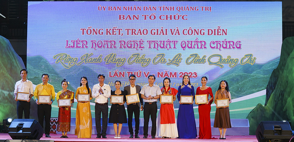 Trao thưởng cho 10 tiết mục xuất sắc nhất trong số 61 tiết mục tham dự li&ecirc;n hoan